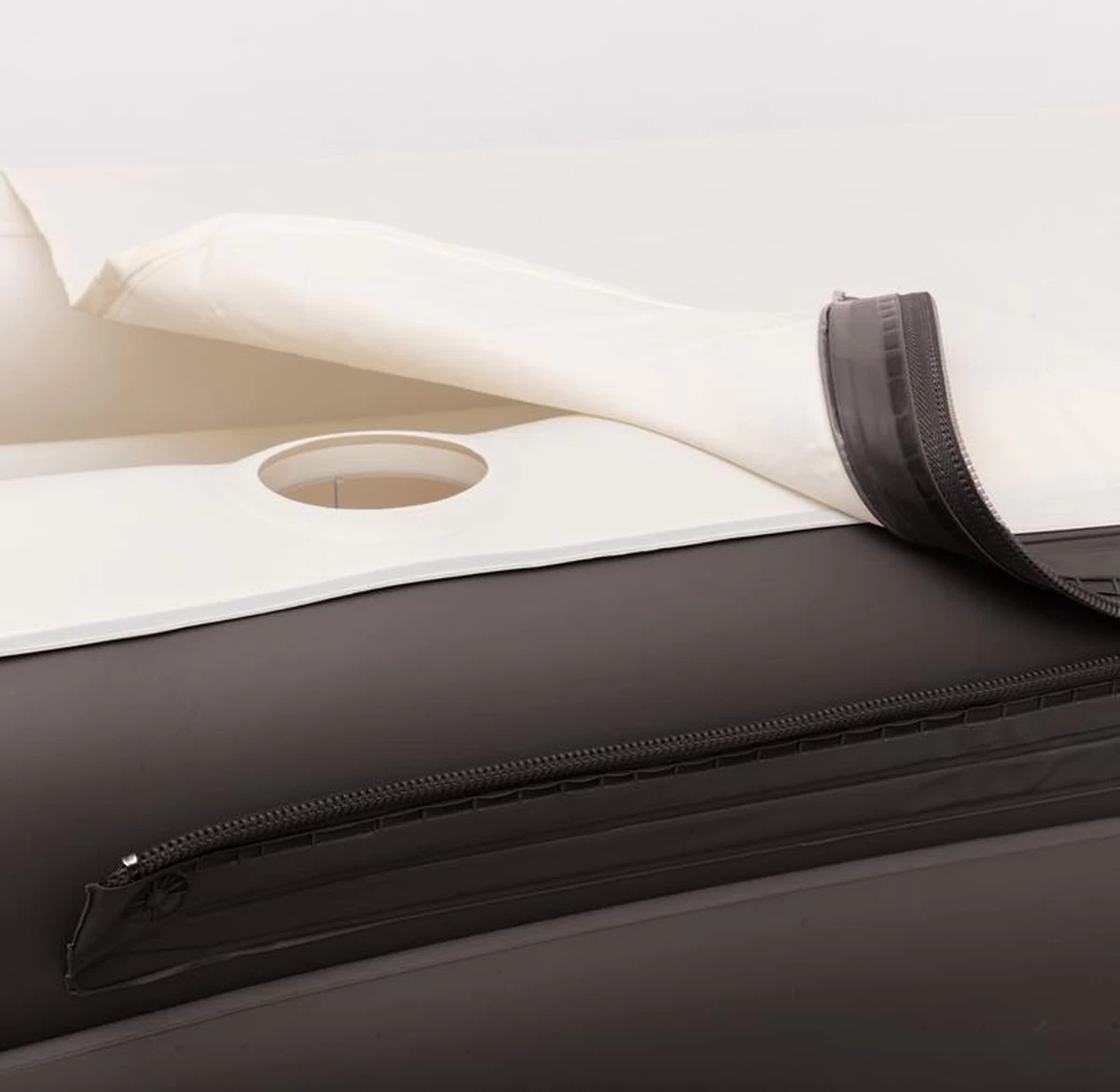 Tubble® Tubble® Royale Opblaasbaar Ligbad - Onyx Black – Voor Volwassenen Tot 188cm - Opbouwbaar - 255L - Inclusief Tubble Cleaner 5 Tubble® Tubble® Royale Opblaasbaar Ligbad - Onyx Black – Voor Volwassenen Tot 188cm - Opbouwbaar - 255L - Inclusief Tubble Cleaner - Image 5