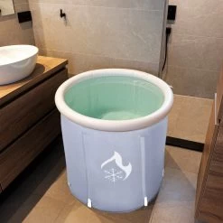 Zitbad Voor Volwassenen - Bath Bucket - Ijsbad - Ice Bath - Inklapbaar Bad - Wim Hof Methode - Opblaasbaarbad - Inclusief Voetpomp - Inclusief Ingebouwd Zitkussen - Grijs -Grohe Winkel 1200x1200 753