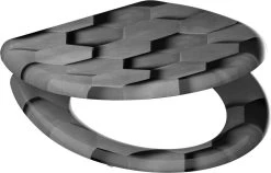 SCHÜTTE WC-Bril 82392 GREY HEXAGONS - Duroplast - Soft Close - Afklikbaar - RVS-Scharnieren - Decor - 3-zijdige Print -Grohe Winkel 1200x767 1