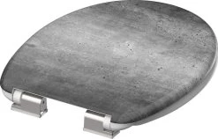 SCHÜTTE WC-Bril 82155 INDUSTRIAL GREY - Duroplast - Soft Close - Verchroomde Scharnieren - Decor - 1-zijdige Print -Grohe Winkel 1200x768 2